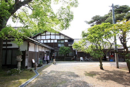 ��{�Ƃ̋���