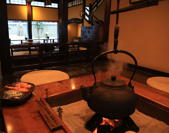 お風呂上りに大きな鉄瓶のお湯でお茶を